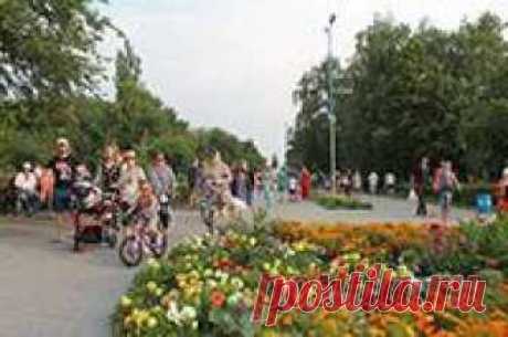 Загальноміські заходи на 23-24 серпня 23-24 серпня олександрійці відзначатимуть День Державного Прапора України та 27-му річницю незалежності України.  З цієї нагоди у місті пройде ряд загальноміських культурно-розважальних заходів.  Заходи на 23 серпня.  О 8:30 годині на площі перед будівлею міської ради відбудеться урочисте підняття Державного Прапора України та покладання квітів до пам’ятника воїнам, які загинули у зоні проведення АТО.  Після цього о 8:45 годині відбуде...