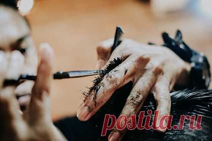 Добровольцу пообещали более миллиона рублей за год жизни со стрижкой из 80-х. Команда портала о мужском стиле и красоте Rooftopsquad.com пообещала заплатить 12 тысяч долларов (1,2 миллиона рублей) добровольцу, который согласится сделать модную в 1980-е годы стрижку маллет. Одобренному командой претенденту потребуется побрить голову, а затем отрастить подходящую для стрижки маллет длину волос.