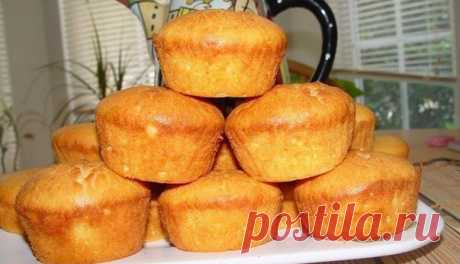 Творожные кексы Ингредиенты: -200 г творога -2 яйца -2 столовые ложки сметаны -2 столовые ложки сливочного масла -1 стакан сахара -1/2 чайной ложки соды (погасить) -изюм, ванилин по вкусу -1 стакан муки. Приготовление: Смешиваем все ингредиенты до однородной массы. Сахара я всегда ложу чуть меньше, на этот раз тоже, но дело вкуса. Сливочного масла положила на глаз - просто зачерпнула ложкой из масленки. Формы для кексов смазываем маслом и наполняем до половины. Выпекаем в разогретой духовке до…