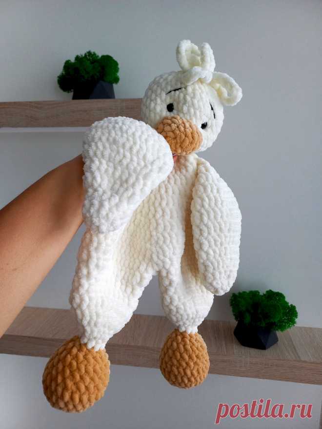 PDF Комфортер крючком. FREE crochet pattern; Аmigurumi toy patterns. Амигуруми схемы и описания на русском. Вязаные игрушки и поделки своими руками #amimore - плюшевый комфортер в виде утёнка для малышей, большая уточка из плюшевой пряжи, утка, птица, птичка.