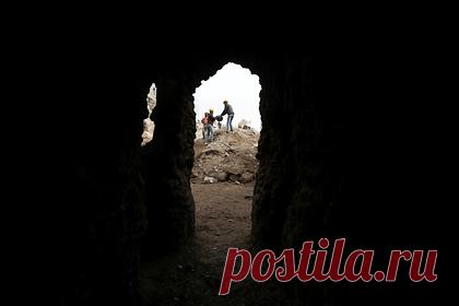 В Саудовской Аравии нашли древние «погребальные аллеи». Ученые из Университета Западной Австралии обнаружили в округах Алула и Хайбар Саудовской Аравии необычную сеть дорог, вдоль которых расположены хорошо сохранившиеся гробницы бронзового века. Масштабное исследование включало в себя аэрофотосъемку, наземную съемку, изучение спутниковых снимков и раскопки.