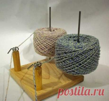 ТОП-9 лайфхаков для вязания
1. Держатели для клубков. Всевозможные приспособления, предназначенные для того, чтобы клубочек никуда не «убегал» :)

2. Еще одна идея для многоцветного вязания. Берем органайзер для мелочей, складываем туда клубки и продеваем нити в отверстия в крышке.

3. Свяжите себе крючком напёрсток — и ниточка не будет убегать и натирать. 

4. Как не забыть название и номер цвета ниток для вязания? Взять папку, дырокол и соорудить собственную систему хран...