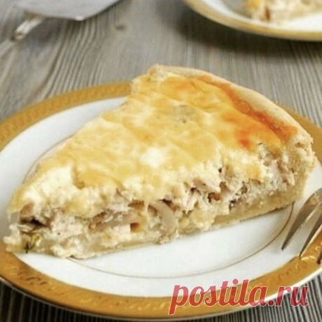 Пирог-сметанник с курицей и грибами

Ингредиенты:
-Курица приготовленная, филе – 500 г
-Сыр – 300 г
-Яйцо – 3 шт
-Грибы приготовленные (можно консервированные) – 2 горсти
-Сметана – 500 г
-Мука – 1 стакан
-Разрыхлитель – 2 ч.л.
-Зелень – 1 пучок
-Кунжут - 1 горсть
-Соль, молотый перец

Приготовление:
Для теста слегка взбить яйца, смешать со сметаной. Посолить и поперчить. Добавить муку и замесить тесто. Должно получиться довольно жидкое тесто. Оставьте тесто на 30 мин...
