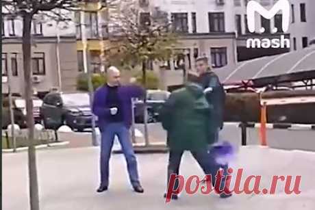 Появилось видео с Дмитрием Гордоном во время потасовки. Известный украинский журналист Дмитрий Гордон стал участником потасовки на одной из улиц Киева. Проходивший мимо его офиса мужчина не смог сдержать эмоций от встречи с телезвездой и кинул в Дмитрия пакет. Происходившее попало на камеру мобильного телефона, а затем и в сеть.