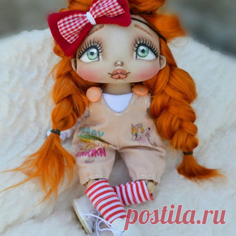 Нашла дом 🚩Сшита из текстиля, 
Наполнитель синтепух и моя ❤️❤️❤️😍
Голова-руки-ноги подвижные 💃
Может самостоятельно сидеть, стоит  с опорой, 👌
Волосы из ангорского мохера ооочень густые 🐐
На ней трикотажная кофточка,🙆 комбинезон из корейского хлопка с принтами 🦄
Гольфики, ботинки и бантик для волос. 🎀Вся одежда снимается. 
Рост около 25см 
Кукла пока свободна. 
Меняю на 6500 + доставка к вам. Ваша? Пишите в директ 👌
Оплата в течение 2 дней на карту СБ, другие страны на PayPal (+15%)