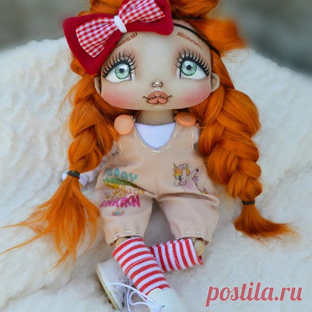 Нашла дом 🚩Сшита из текстиля, 
Наполнитель синтепух и моя ❤️❤️❤️😍
Голова-руки-ноги подвижные 💃
Может самостоятельно сидеть, стоит  с опорой, 👌
Волосы из ангорского мохера ооочень густые 🐐
На ней трикотажная кофточка,🙆 комбинезон из корейского хлопка с принтами 🦄
Гольфики, ботинки и бантик для волос. 🎀Вся одежда снимается. 
Рост около 25см 
Кукла пока свободна. 
Меняю на 6500 + доставка к вам. Ваша? Пишите в директ 👌
Оплата в течение 2 дней на карту СБ, другие страны на PayPal (+15%)