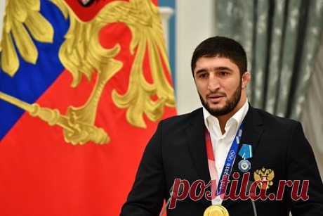 Российскому борцу-чемпиону отказали во въезде в Румынию. Двукратному олимпийскому чемпиону Абдулрашиду Садулаеву отказали во въезде в Румынию в аэропорту Бухареста. Об этом сообщил глава Федерации спортивной борьбы России (ФСБР) Михаил Мамиашвили. По словам функционера, пограничники усомнились в подлинности визы 27-летнего россиянина.