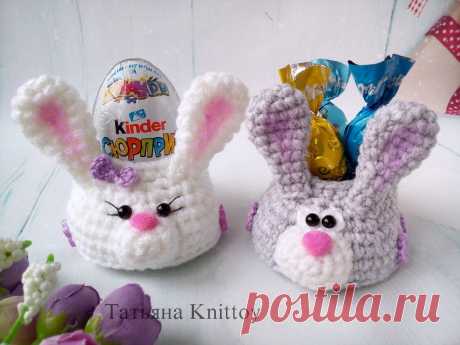 PDF Зайкомобиль крючком. FREE crochet pattern; Аmigurumi toy patterns. Амигуруми схемы и описания на русском. Вязаные игрушки и поделки своими руками #amimore - маленькая машика в виде зайчика, зайка, заяц, зайчонок, украшение на Пасху, подставка для яиц.