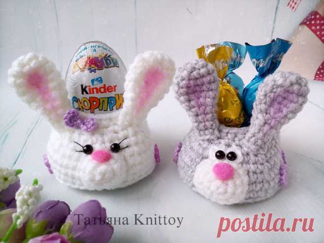 PDF Зайкомобиль крючком. FREE crochet pattern; Аmigurumi toy patterns. Амигуруми схемы и описания на русском. Вязаные игрушки и поделки своими руками #amimore - маленькая машика в виде зайчика, зайка, заяц, зайчонок, украшение на Пасху, подставка для яиц.