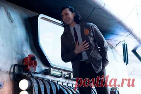 Сценарист «Доктора Кто» осудил Marvel за бисексуального персонажа. Британский сценарист Расселл Ти Дейвис, известный по работам «Доктор Кто» и «Близкие друзья», осудил компанию Disney и киностудию Marvel за использование темы ЛГБТ в сериале «Локи». Кинематографист, являющийся открытым геем, посчитал, что шоу лишь намекнуло на ориентацию героя, назвав это малодушным и слабым жестом.