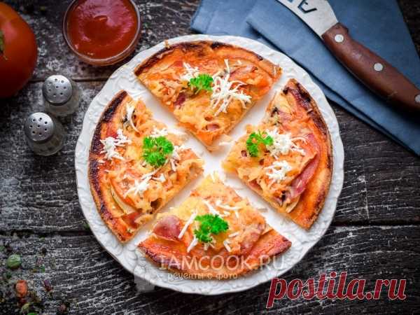 Пицца с ветчиной, сыром и помидорами