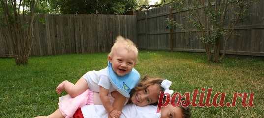 «Кто из детей тебе ближе?» На этот вопрос очень трудно ответить честно. Признать, что у тебя есть любимчик, или быть уличенным в неравном отношении — все равно что расписаться в своей родительской несостоятельности. Писательница и многодетная мама Наталья Ремиш откровенно делится опытом. #самоанализ #родительство #яжемать #семейнаяпсихология