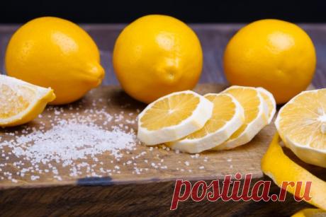 Лимон с солью повысит иммунитет и наладит проблемы с пищеварением.