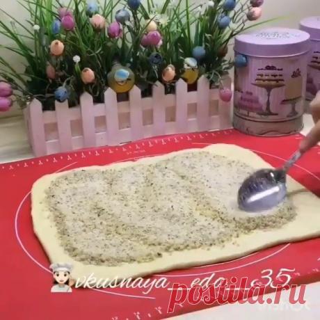 🍁ОРЕХОВЫЙ РУЛЕТ🍁
На два рулета нам понадобится:
🍁молоко-150 мл 🍁слив/масло-50 гр 🍁раст/масло-30 мл 🍁яйцо-1 шт
🍁дрожжи-5 гр
🍁ванильный сахар-1 ч/л
🍁сахар-70 гр
🍁мука-350 гр
Для начинки:
🍁грецкий орех-200 гр
🍁сахар- 150 гр

Способ приготовления теста:
Подробный видеорецепт вы можете посмотреть в предыдущей публикации, или же по хештегу #тесто_мадина
Для начала приготовим опару-
В 50 мл. тёплого молока добавить, ч/л сахара, дрожжи и ч/л муки- перемешать и дать пос...