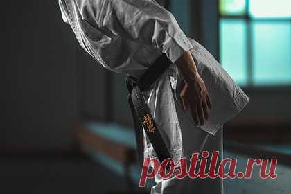 Получивший черный пояс по тхэквондо в 80 лет мужчина рассказал о самочувствии. Живущий в Великобритании Джулс Стюарт получил черный пояс по тхэквондо в 80 лет и рассказал о самочувствии и тренировках. «Именно во время спарринга понимаешь, почему боевое искусство так называется. В тхэквондо ваш взгляд должен быть прикован к лицу противника, чтобы вы могли считывать его планы», — сказал он.