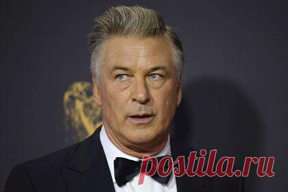 Алек Болдуин подал иск против продюсеров фильма «Ржавчина». Американский актер Алек Болдуин подал иск против продюсеров фильма «Ржавчина», во время работы над которым была застрелена оператор Галина Хатчинс. Актер намерен «снять с себя ответственность и покрыть свои судебные издержки». Болдуин также отметил, что не отвечал за безопасность огнестрельного оружия.