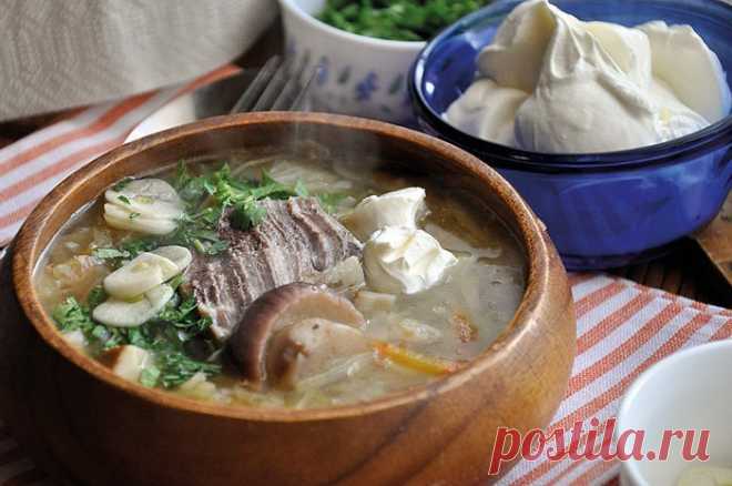 Ох, эти русские грибные щи  Очень вкусные и ароматные щи получаются. Ингридиенты:
1 кг говядины (мозговая косточка, грудинка, край, огузок). 750 гр квашеной капусты 400 гр белых грибов (можно сухие) 4 шт. сырого картофеля 2 шт.…