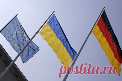 Украина напомнила Германии о «темном прошлом» и призвала помочь вступить в НАТО. Германия обязана оказывать содействие вступлению Украины в Евросоюз и НАТО из-за «темных страниц прошлого», заявил посол Украины в Берлине Андрей Мельник. Дипломат отметил, что Украина входит в число стран, которые сильнее всего пострадали от преступлений нацистов, однако ее жертвы игнорируются немецкой политикой.