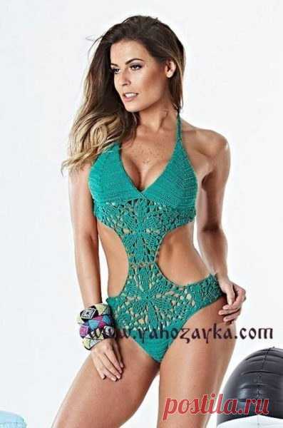 ШИКАРНЫЙ КУПАЛЬНИК ВЯЗАНЫЙ КРЮЧКОМ
 

Идея не нова, но вязание крючком даёт возможность создать уникальную по красоте вещь, с ажурной вставкой, соединяющей чашечки лифчика с передом трусиков. Такая конструкция позволяет использовать купальник в роли боди, в сочетании с юбкой или шортами.

 

Пряжа для купальника выбрана полиамидная, Verano (50г/165м), цвет № 612 verde, из зелёных тонов. Вязать такую нить надо крючком 3 мм, на купальник уйдёт 3 мотка.

Ещё понадобится 1 пуг...
