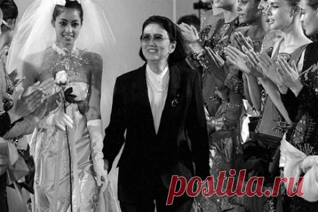 Умерла японский дизайнер Ханаэ Мори. Умерла японский дизайнер Ханаэ Мори. Модельер скончалась естественной смертью в возрасте 96 лет в четверг, 11 августа. Отмечается, что Мори являлась единственным членом парижской гильдии дизайнеров Haute couture из Японии. Она создавала свадебное платье для японской императрицы Масако, униформу для бортпроводников.