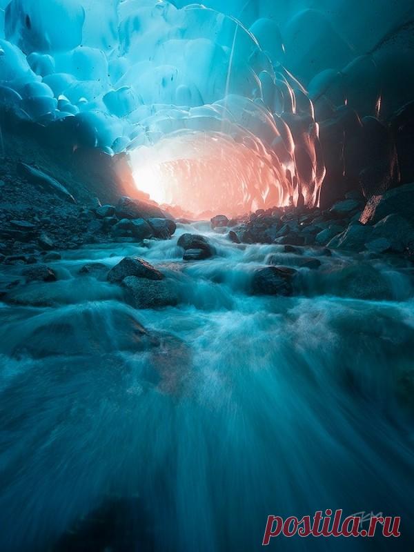 В глубине ледника Менденхолл 19-километровый ледник Менденхолл, находящийся на Аляске недалеко от города Джуно, особенно популярен у фотографов-любителей приключений, таких как Kent Mearig, который спустился под ледник, чтобы сфотографировать его пещеры во всем их великолепии. Mearig прожил в Джуно последние 20 лет и...