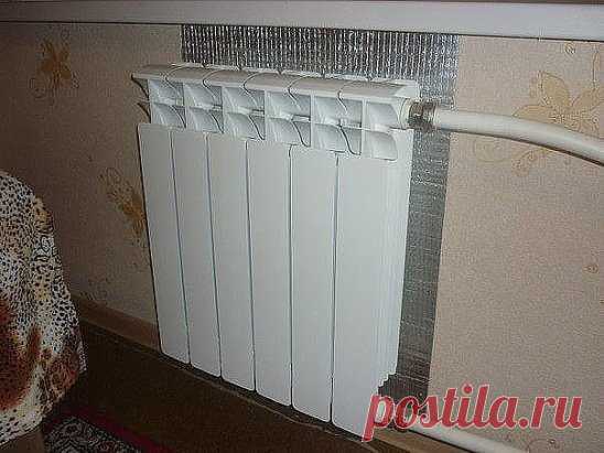 Установка отражающего экрана за батарею сэкономит до 30% тепла! Прикрепите с помощью двустороннего скотча (или любым другим удобным способом) материал с покрытием из алюминиевой фольги на мягком пенопласте – и температура в квартире повысится на 2-5 градусов!