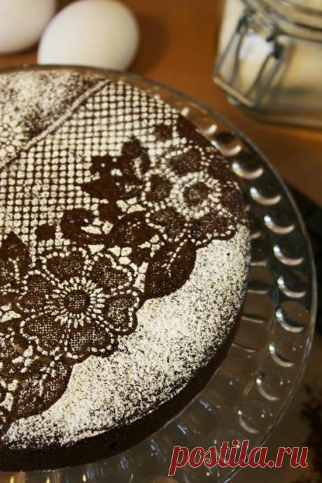 Как украсить торт. С помощью кружева.