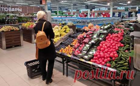 Росстат зафиксировал нетипичную для конца зимы дефляцию. Потребительские цены в России снизились впервые с сентября, свидетельствуют свежие данные Росстата. Недельная дефляция в конце февраля составила 0,02%. Сильнее всего подешевели огурцы и полеты экономклассом