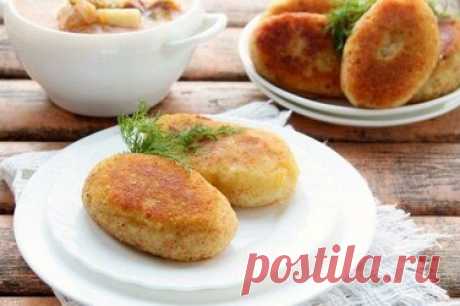 15 рецептов вкуснейших картофельных котлет Картофельные котлеты – очень интересные и универсальные. Их можно подавать вместо гарнира, как полноценное блюдо или просто как перекус. А еще они максимально недорогие, ведь для приготовления достаточно самых простых ингредиентов из холодильника. Делимся 15 аппетитными рецептами! 1. Картофельные котлеты на сковороде. Классический домашний рецепт на каждый день. Тебе понадобится: 1 кг картофеля, 40 г сливочного масла, 35 г муки, 3...