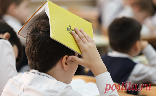 Эксперты рассказали, как избежать плаксивости у школьников из-за нагрузки. Для здоровья детей важна грамотно распределенная нагрузка и режим дня. Об этом говориться в рекомендациях, впервые составленных подведомтсвенными Минздраву учреждениями и Роспотребнадзором.