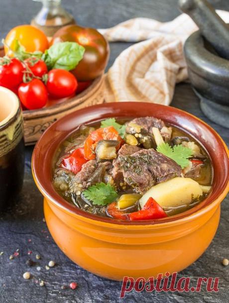 КЧУЧ ИЗ БАРАНИНЫ 


Зима близко. Поэтому запасаемся сытными мясными рецептами. Сегодня я предлагаю вам приготовить кчуч - армянское жаркое из баранины с овощами. Баклажаны и сладкий перец еще с месяц будут в сезоне, поэтому не стесняемся - покупаем и готовим. 

Баранину при большом желании можно заменить на говядину - понятное дело, что характерного вкуса баранины при этом не будет, но жаркое все равно получится вкусным и сытным, хоть и менее жирным. Хотя для кого-то после...