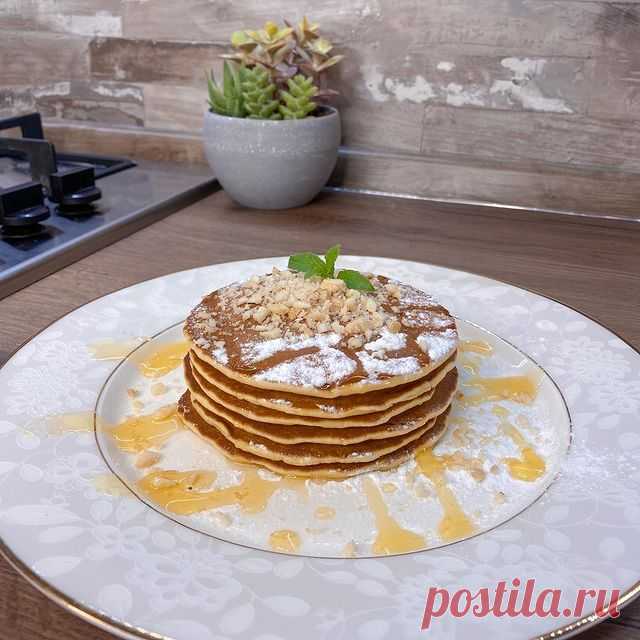 ПАНКЕЙКИ 🥞

Какой лёгкий и быстрый рецепт, получается около 10 панкейков. Сверху я посыпала сахарной пудрой добавила орешки макадамия и мёд 🍯
Ингредиенты:
📌яйцо (1шт) 
📌молоко 200 мл
📌сахар (по желанию)
📌мука 200гр
📌разрыхлитель для теста 5 гр
📌ванильный сахар 5 гр
📌соль 1/2 ч л
📌масло оливковое 2 ст л

Приготовление:
📌взбить яйца с сахаром (можно без), добавить ванильный сахар 
📌влить молоко и перемешать
📌затем потихоньку перемешивая добавлять муку с разрыхли...