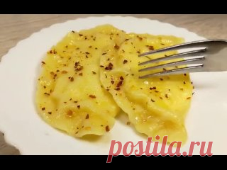 Забытый рецепт наших мам и бабушек Ингредиенты:* 800 г картофеля* 250 г сыра фета* 1 ст. л. сметаны* соль, перец* 500 г муки* 1 яйцо* 250 мл картофельного отвара* соль, куркума* сливочное масло для подачи.