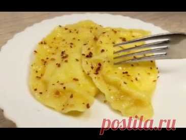 Забытый рецепт наших мам и бабушек Ингредиенты:* 800 г картофеля* 250 г сыра фета* 1 ст. л. сметаны* соль, перец* 500 г муки* 1 яйцо* 250 мл картофельного отвара* соль, куркума* сливочное масло для подачи.