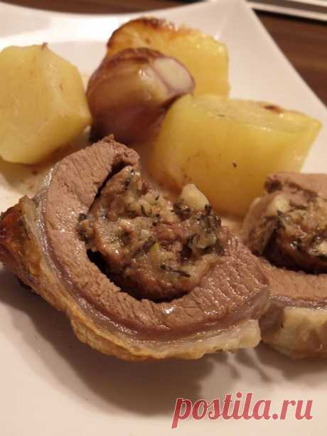 Седло барашка с травами и хлебными крошками