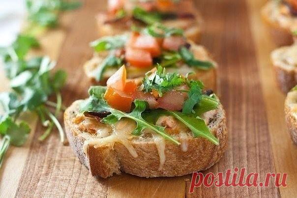 Бутерброды на праздничный стол

⃣ Закусочные бутерброды с печенью трески.

Ингредиенты:
· печень трески-2 баночки по 100 гр
· яйца-3-4 шт
· тертый,твердый сыр-количество по желанию
· майонез
· батон французский
· 2 зубка чеснока
· укроп
· лук зеленый для украшения

Приготовление:
Батон нарезать кусочками и поджарить в тостере или на сухой сковороде.
Яйца натереть, печень трески подавить вилкой.
Соединить с сыром, рубленным укропом и майонезом.
Кусочки батона натереть (при ...