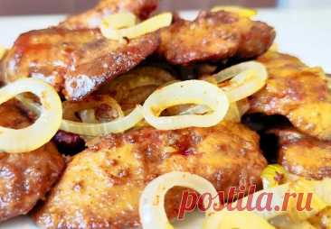 Как приготовить куриную печень с луком. Самый вкусный и простой рецепт!
Сегодня я хочу приготовить куриную печень в пакете. Да с лучком, чтобы получилось ну очень вкусно и по-домашнему! 
Ингредиенты:
 Печень куриная - 500 г
 Лук репчатый - 3 шт
 Масло растительное - 80 мл
 Мука - 4 ст. ложки
 Смесь перцев - 1/2 ч. ложки
 Сахар - 1/2 ст. ложки
 Соль - 1/3 ст. ложки

Приготовление:
1. Беру три средние луковицы и нарежу кольцами. Можно нарезать полукольцами или перьями — как ...