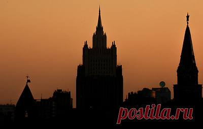 МИД: Россия более не считает себя связанной ограничениями по РСМД. Решения по параметрам мер реагирования будут приниматься руководством РФ на основе анализа масштабов развертывания американских и других западных ракет средней и меньшей дальности, заявили в российском дипведомстве