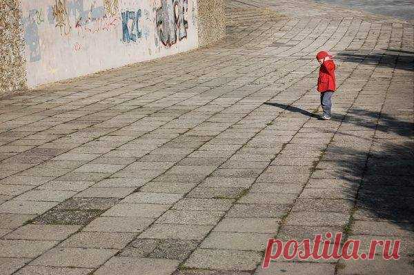 Детские страхи кажутся ерундой только взрослым. Мир ребенка во многом фантазийный: в темной комнате обитают чудовища, а мелкая ссора становится для него катастрофой. К этому нужно относиться внимательно и прорабатывать каждую такую фобию. Иначе страхи могут перекочевать во взрослую жизнь в форме комплексов. Мы рассмотрели пять видов страхов, которые чаще всего встречаются у малышей, и методы борьбы с ними. Полный текст - в блоге ПАПАМАМАМ