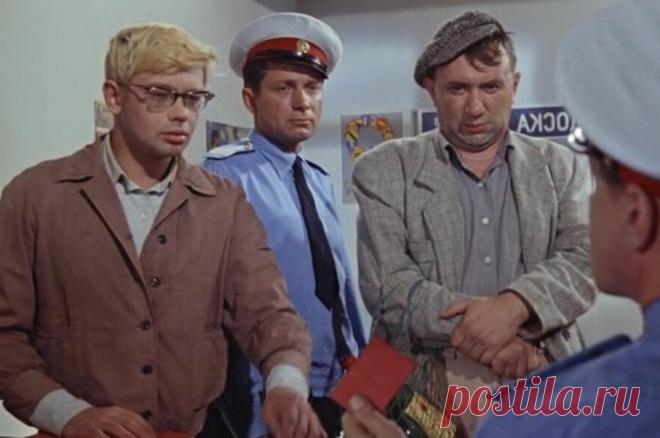 Life: советские режиссеры спрятали тайные отсылки в некоторые фильмы. Высокопарные речи прораба Шурика из «Операции "Ы"» — это сатира на призывы Никиты Хрущева «перевоспитывать тунеядцев добрым словом».