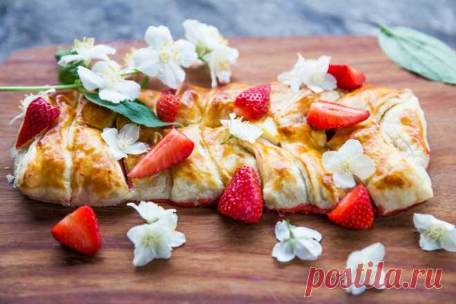 Пирог из слоеного теста с клубникой.
Вкуснейший быстрый пирог из слоеного теста со свежей ароматной клубникой и клубничным вареньем.