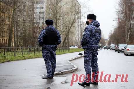 Росгвардейцы задержали пытавшуюся зарезать бизнесмена девушку. В Петербурге росгвардейцы задержали 25-летнюю жительницу Ленинградской области, подозреваемую в покушении на убийство 24-летнего предпринимателя. Вечером 5 сентября девушка, находясь в подсобке в торговом центре на проспекте Энгельса, из личной неприязни напала на бизнесмена и несколько раз ударила его кухонным ножом.