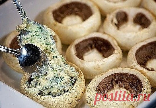 Шампиньоны, фаршированные курицей и сыром,