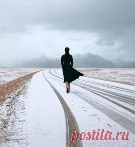 . Допили год ... Остались капли ...
А жизнь вперёд, чтоб не озябли
На те же ямы, те же грабли,
На знанья ... Опытным путём.
По льду, прикрытому порошей,
Скользя и вспоминая мат --
Передвигаемся ....