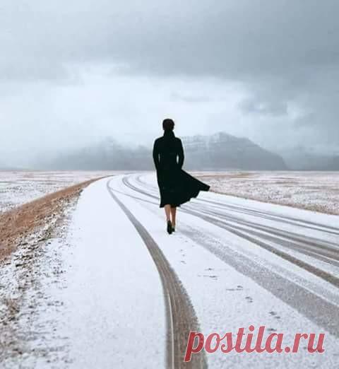 .           Допили год ...   Остались капли ... 
            А жизнь вперёд, чтоб не озябли
            На те же ямы, те же грабли,
            На знанья ... Опытным путём.
            По льду, прикрытому порошей,
            Скользя и вспоминая мат --
            Передвигаемся ....