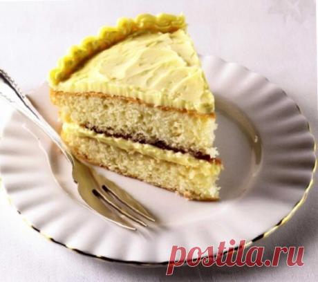 Приготовление крема «Муслин» 

Нам понадобятся такие ингредиенты: 
• 125 г гранулированного сахара 
• 125 мл воды 
• 3 желтка 
• 200 г сливочного масла (размягченного) 

Варианты ароматизаторов 
• 1 ст. л. очень крепкого заварного кофе или 2 ч. л. растворимого кофе, растворенного в 1 ст. л. горячей воды 
• тертая цедра 1/2 лимона или 1/2 маленького апельсина 
• 1 ч. л. ванильной эссенции 
• 1 ч. л. миндального экстракта 

Способ приготовления: 
1 Всыпьте в кастрюльку сахар...