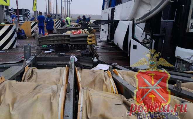 После ДТП с автобусом в Тульской области госпитализировали 35 человек. Спасатели госпитализировали 35 пострадавших, в том числе троих детей, после ДТП с автобусом в Тульской области, сообщил помощник министра здравоохранения России Алексей Кузнецов.
