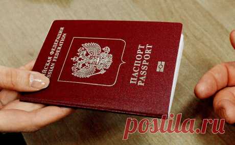 У россиян на границе начали изымать загранпаспорта из-за ошибок. В декабре вступил в силу закон о перечне оснований недействительности паспортов. После этого сообщалось о двух случаях изъятия загранпаспортов: в первом из-за пропущенной буквы в названии города, во втором — из-за ошибки в имени