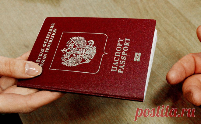 У россиян на границе начали изымать загранпаспорта из-за ошибок. В декабре вступил в силу закон о перечне оснований недействительности паспортов. После этого сообщалось о двух случаях изъятия загранпаспортов: в первом из-за пропущенной буквы в названии города, во втором — из-за ошибки в имени