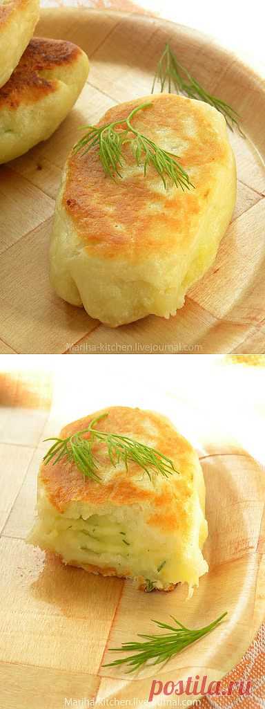 Home is in the kitchen - Пирожки с картофелем, луком и пармезаном.